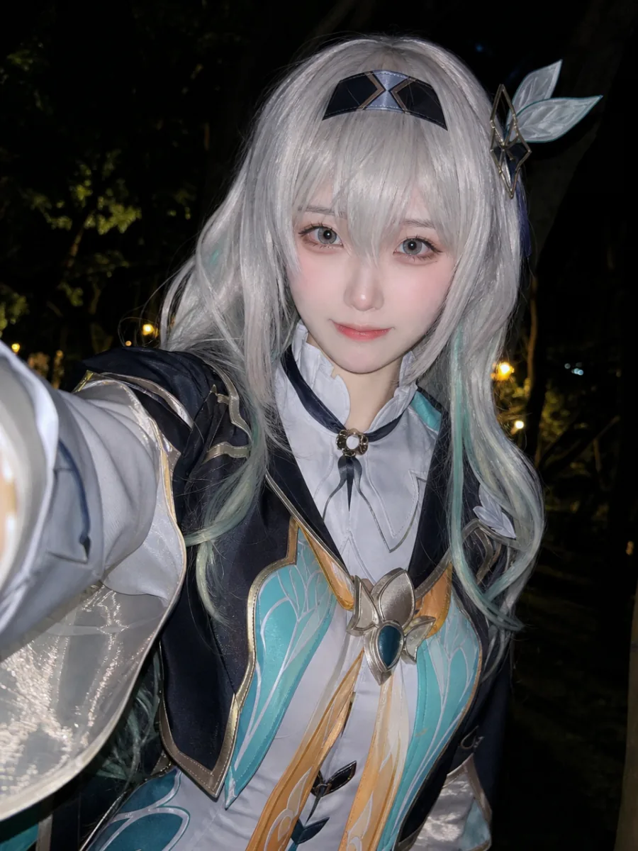 流萤 cosplay，夜晚户外漫展外拍